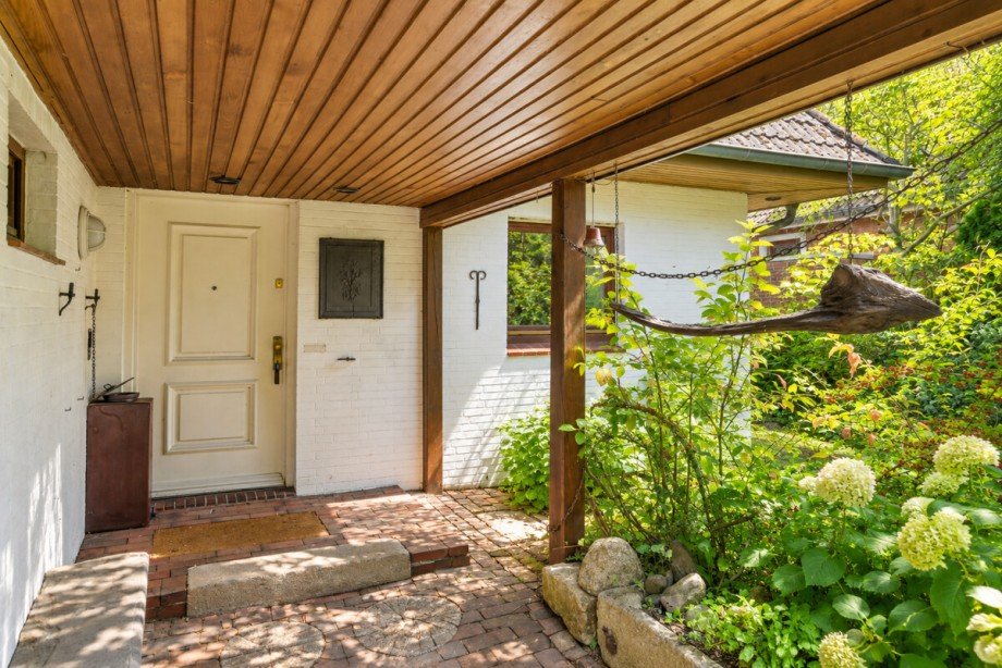 Sonniger Hauseingang mit �ppigem Garten Einfamilienhaus Norderstedt