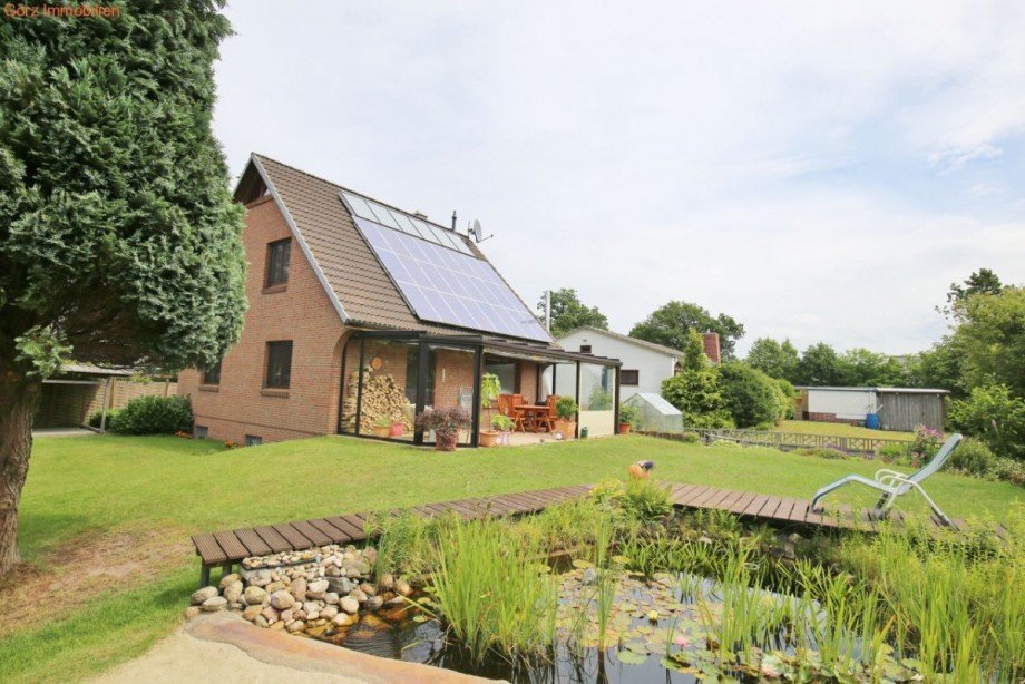 Ansicht auf Haus und Teich Einfamilienhaus Moorrege