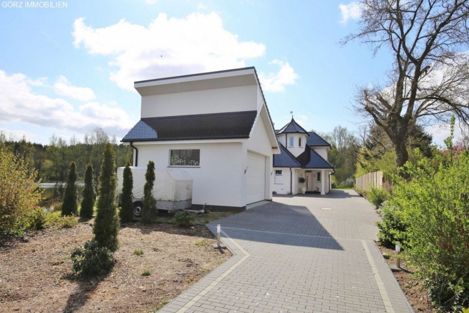 Garage und Haus von vorne Villa Hitzhusen