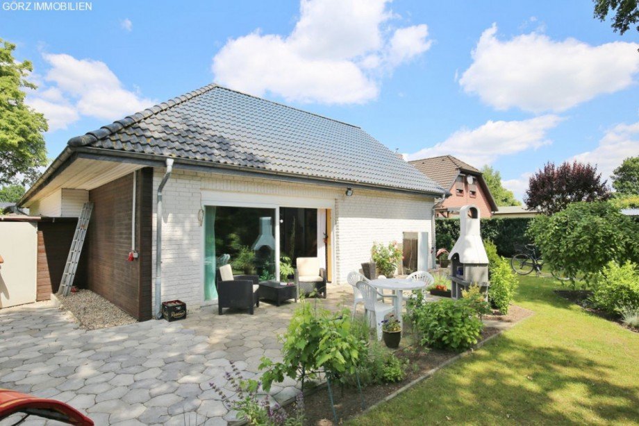 Blick vom Garten auf die Terrasse Einfamilienhaus Kaltenkirchen