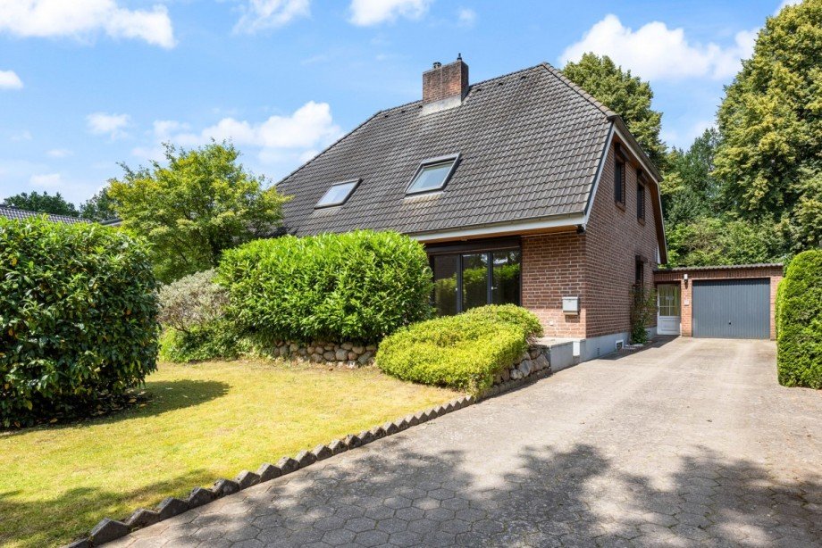 Hausansicht mit Vorgarten Doppelhaush�lfte Norderstedt