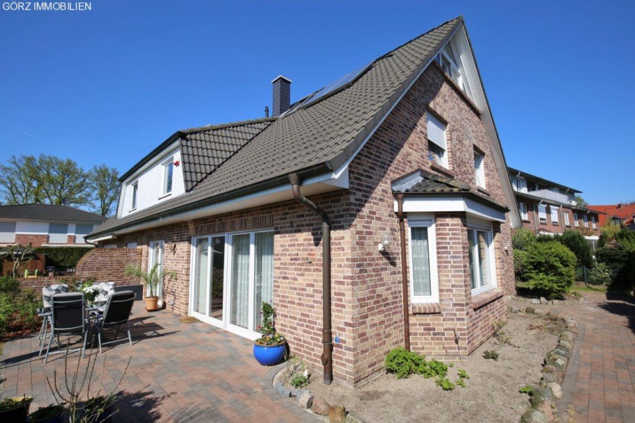Terrasse und Weg zum Eingang Doppelhaush�lfte Quickborn