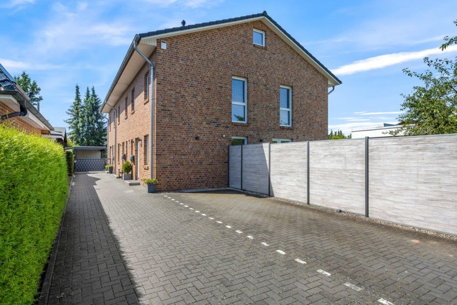 Zufahrt mit Stellpl�tzen Reiheneckhaus Norderstedt