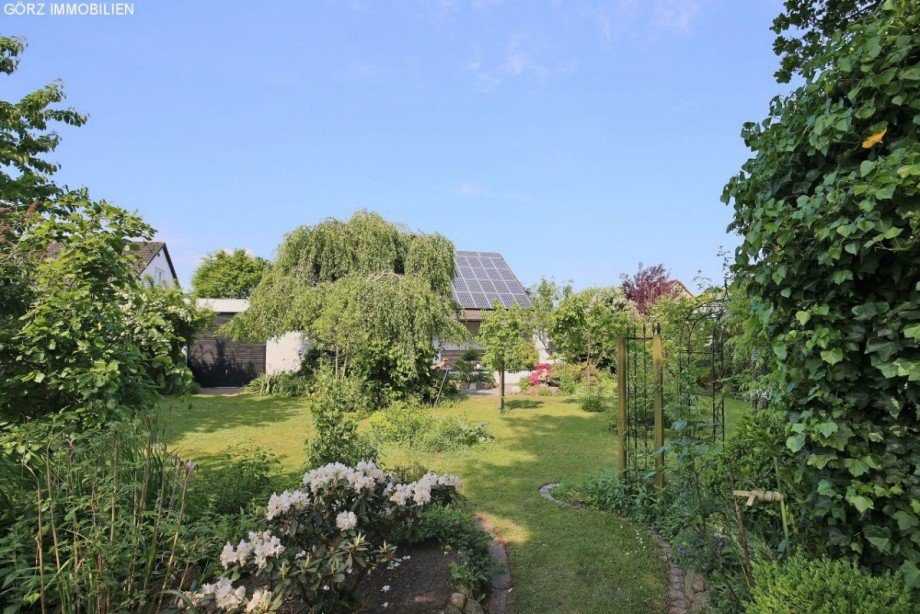 Blick zum Haus mit Photovoltaikanlage Einfamilienhaus Kaltenkirchen