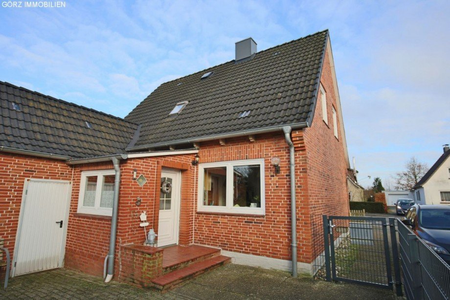 Eingang mit neuem Zaun Einfamilienhaus Brande-H�rnerkirchen