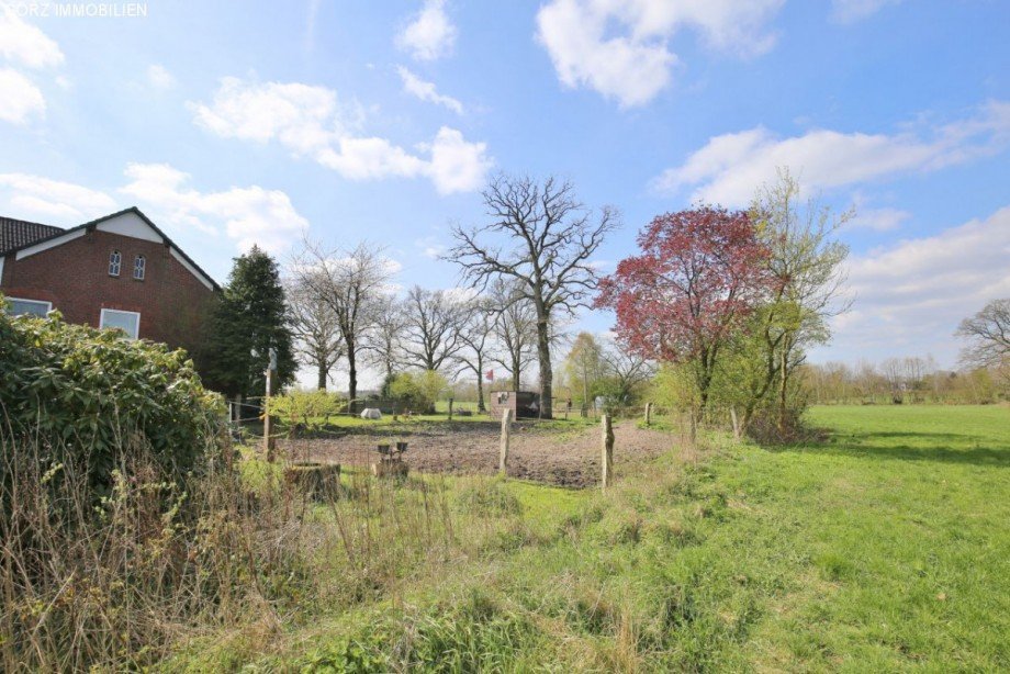 angrenzende Weide Mehrfamilienhaus Lutzhorn