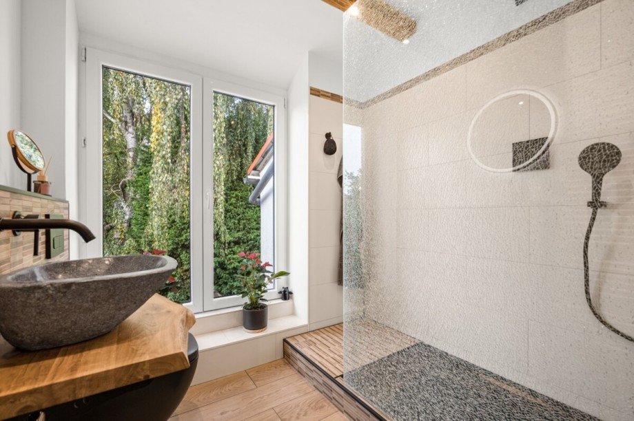 Dusche mit Ausblick Reihenendhaus Hamburg / Lurup