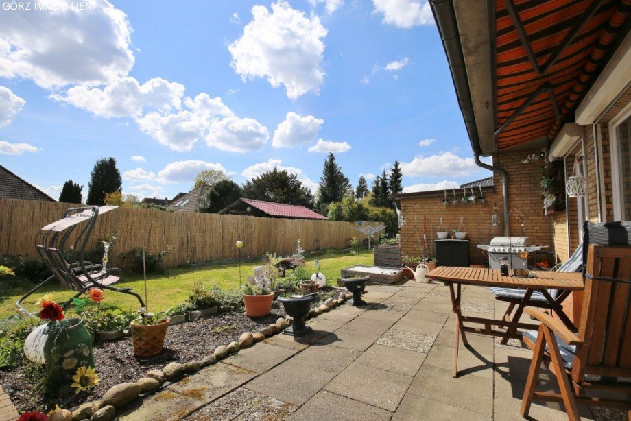 Rechts geht der Garten weiter bis zum Pool Doppelhaush�lfte Quickborn-Heide