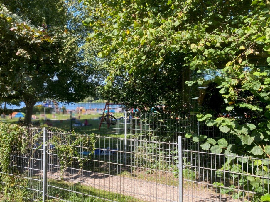 Blick auf den See durch das Wohnzimmerfenster Haus Itzstedt
