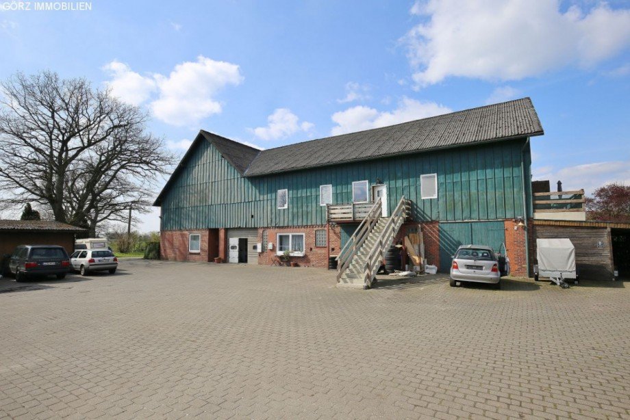 Ansicht vom Parkplatz Mehrfamilienhaus Lutzhorn