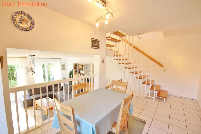 Der Essbereich mit Blick ins WZ und die Treppe ins OG Reihenendhaus Quickborn-Heide