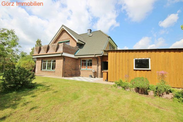 Links Haus, rechts Carport mit Schuppen/Werkraum Einfamilienhaus Sarlhusen