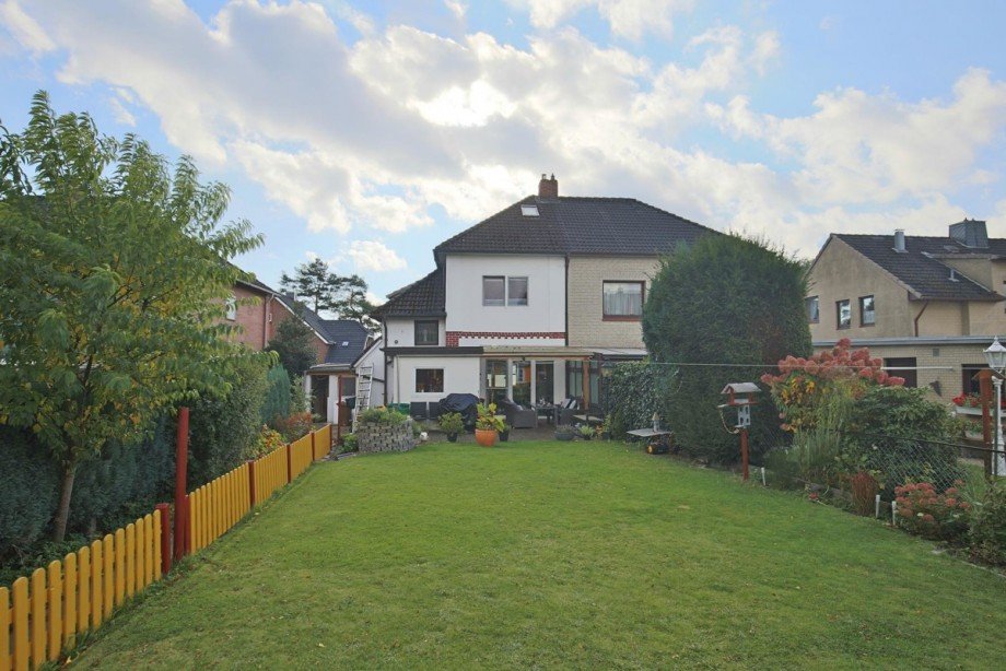 Blick vom Garten Doppelhaush�lfte Pinneberg