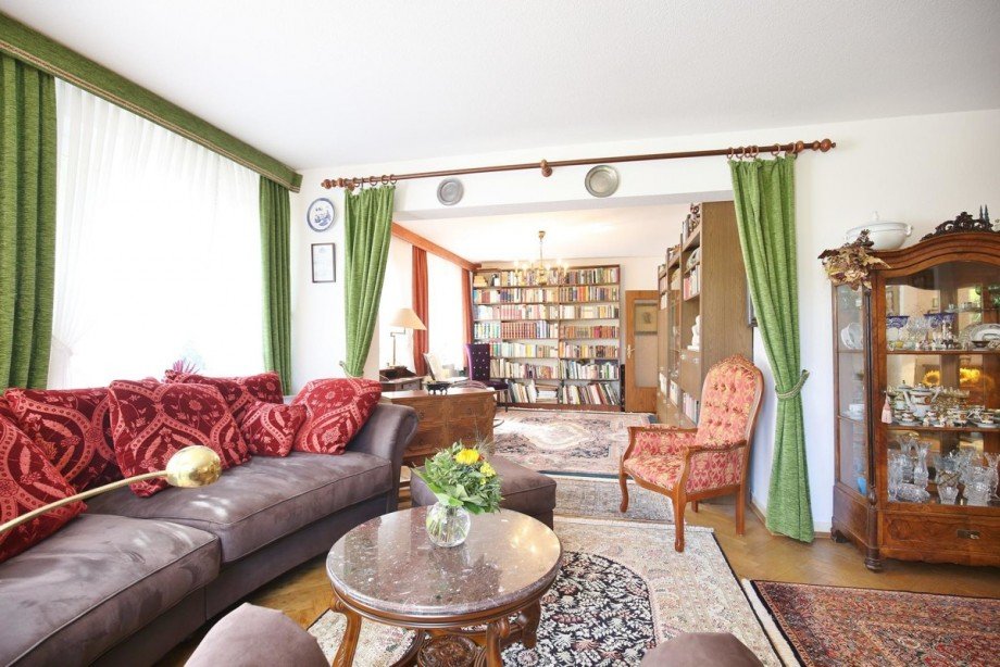 Wohnzimmer mit Bibliothek Reihenendhaus Norderstedt