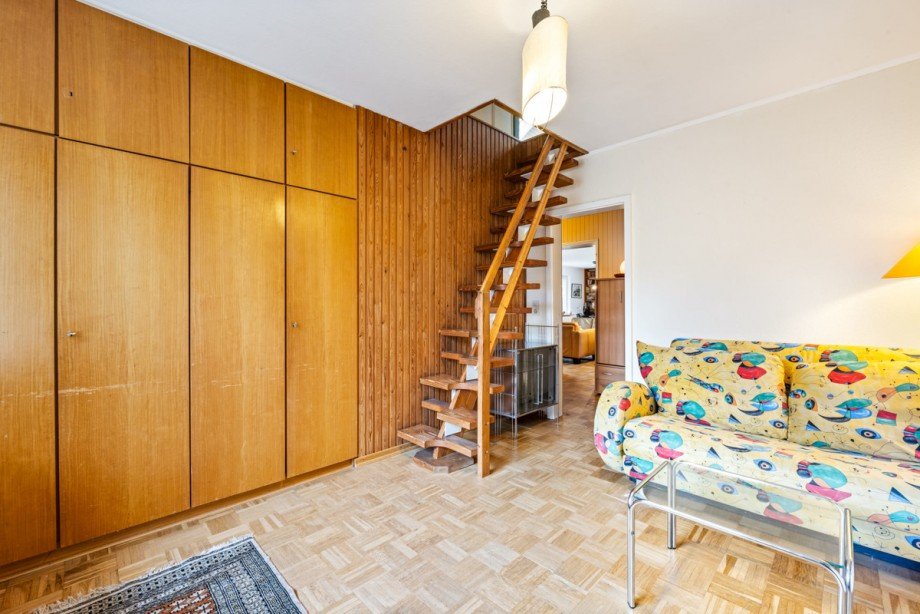 Zimmer mit Holztreppe zum Dachboden Einfamilienhaus Henstedt-Ulzburg