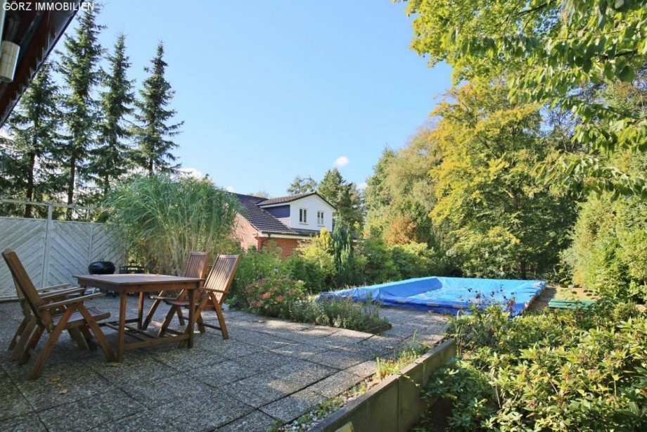Terrasse mit Blick in den Garten Einfamilienhaus Hamburg