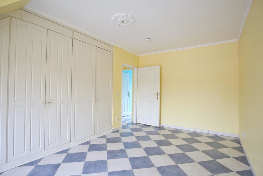 Zimmer mit Einbauschrank Dachgeschosswohnung Norderstedt