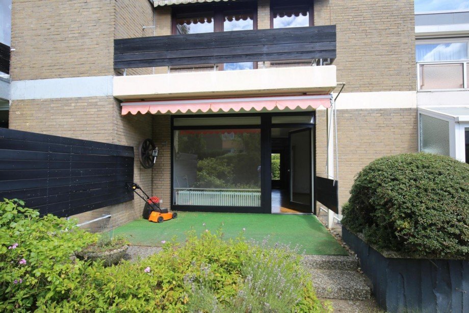 �berdachte Terrasse mit Markise Reihenmittelhaus Norderstedt