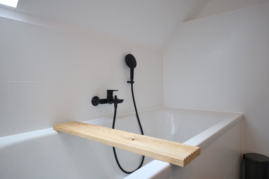Badewanne mit schwarzen Armaturen Doppelhaush�lfte Elmshorn