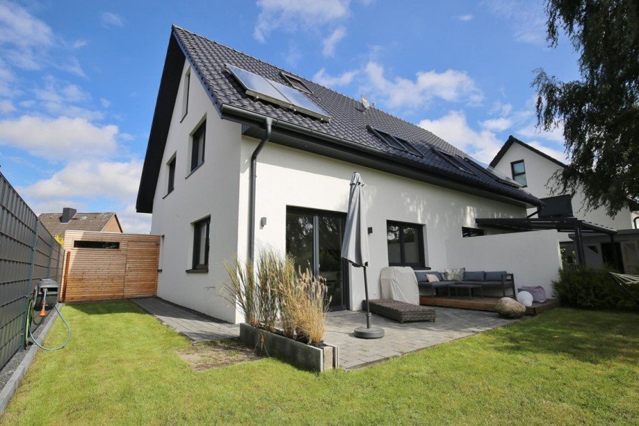 Blick vom Garten aufs Haus Doppelhaush�lfte Elmshorn