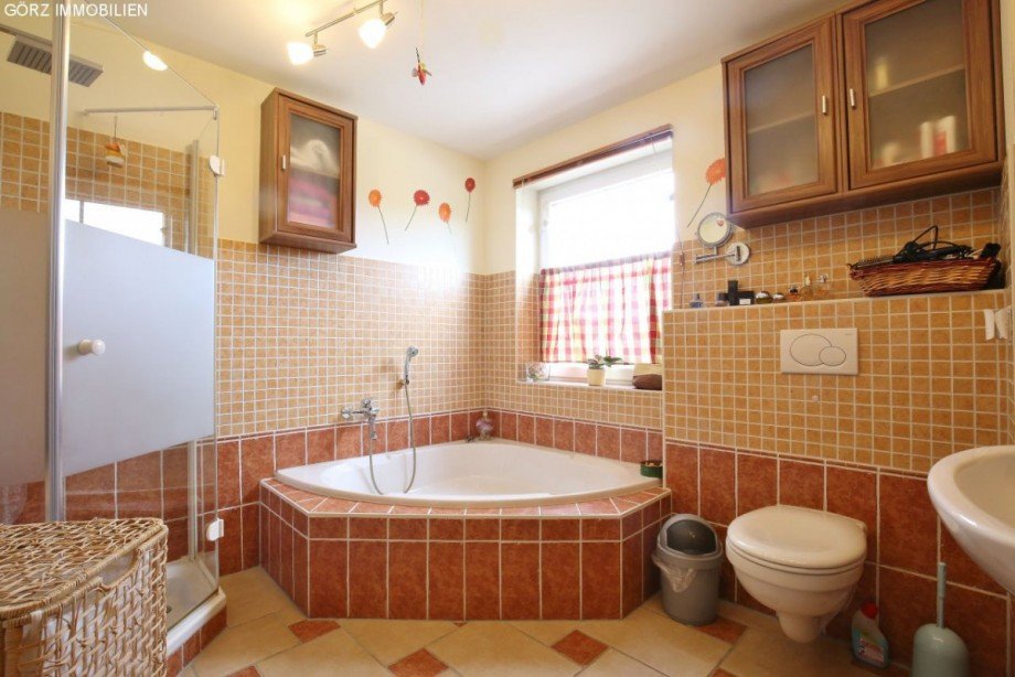 Vollbad mit Eckbadewanne und Glas-Duschkabine Reihenendhaus Pinneberg