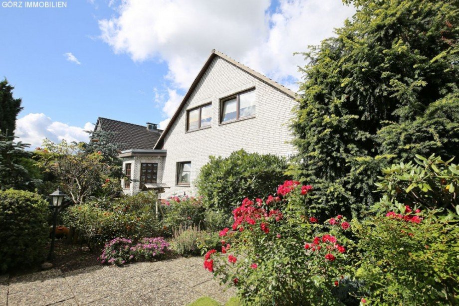 sch�n angelegter Vorgarten Zweifamilienhaus Norderstedt