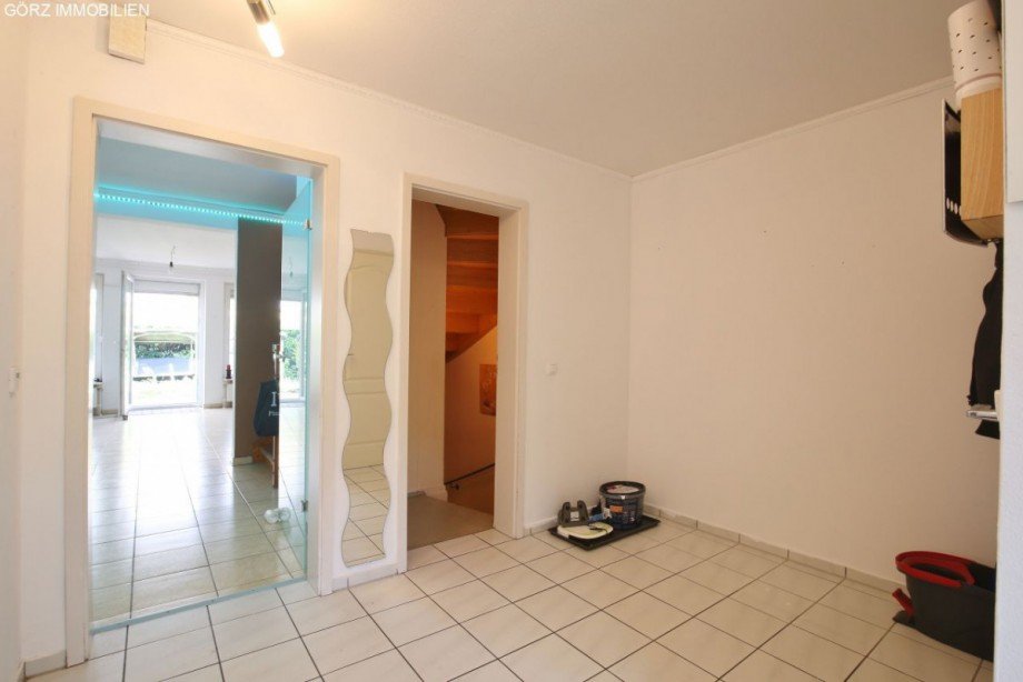 gro�er Eingangsbereich Blick ins WZ Reihenendhaus Pinneberg