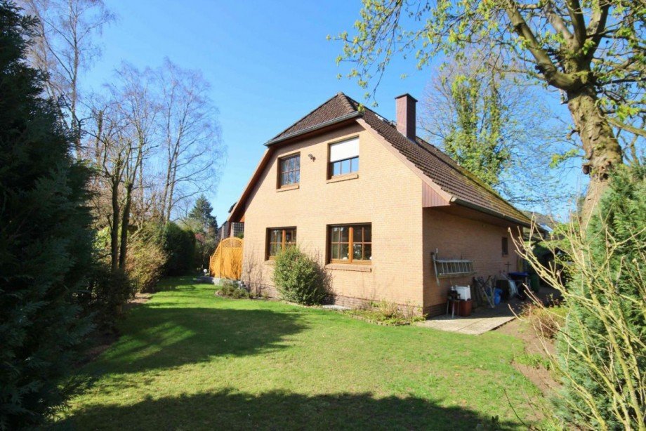 R�ckseite mit Garten Einfamilienhaus Norderstedt