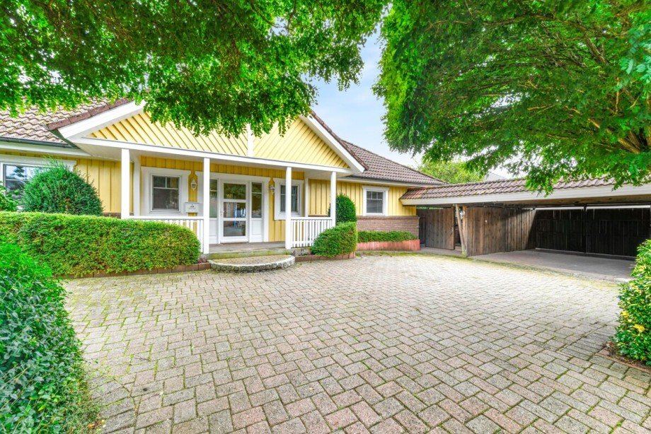Hausansicht mit Carport Einfamilienhaus Hartenholm
