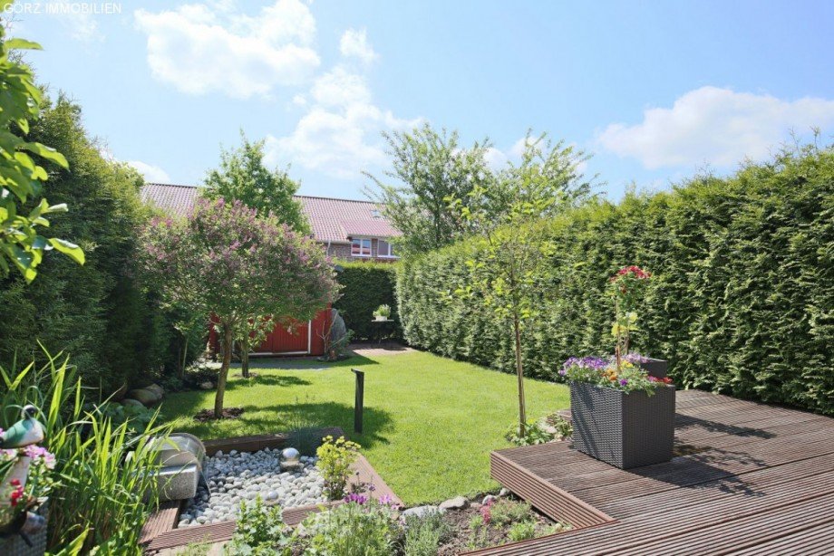 Wasserfallanlage und hohe Hecke Reihenhaus Norderstedt