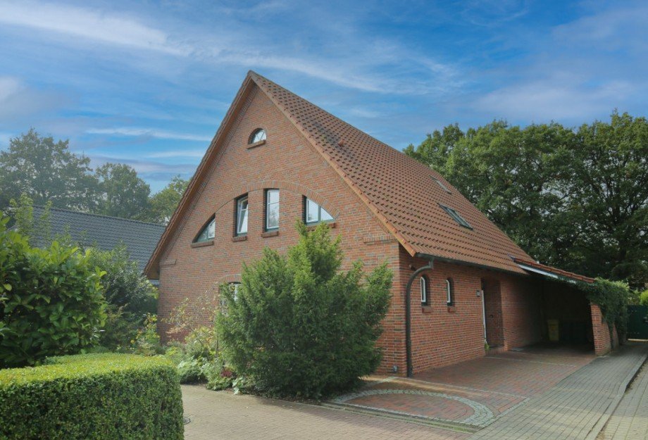Stra�enansicht mit Carport und Stellpl�tzen Einfamilienhaus Norderstedt