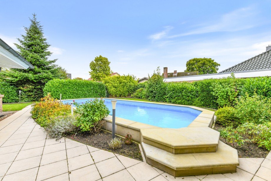 Pool im Garten Einfamilienhaus Hartenholm
