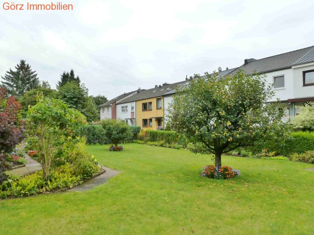 Der Park und das Endreihenhaus in der Ferne Reihenendhaus Norderstedt
