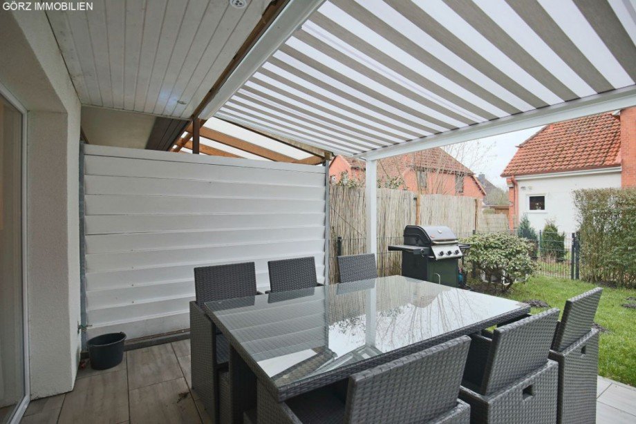 Neue Terrasse mit Markise Reihenhaus Norderstedt