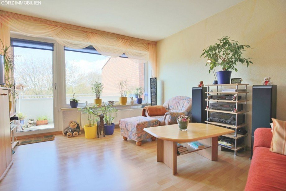 Wohnzimmer mit angrenzendem Balkon Dachgeschosswohnung Hamburg