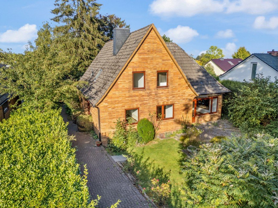 Hausansicht mit Garten vorne Einfamilienhaus Tangstedt